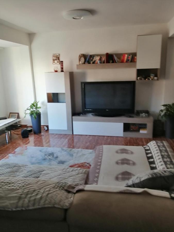 Schoene Wohnung Mit Wifi Und Parkplatz Auf Der Strasse Oliva Exterior photo